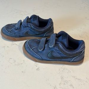 Nike boys shoes size toddler 10 in great condition